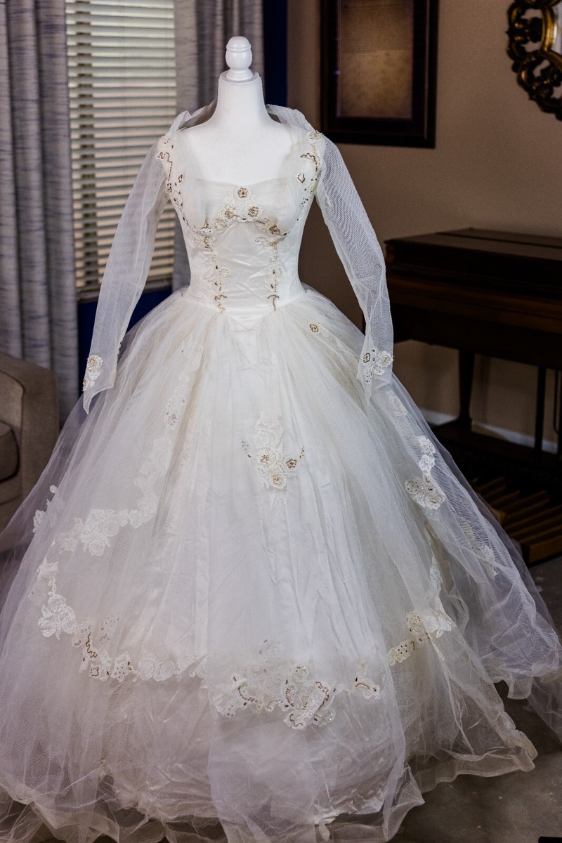 Medium (6-8) 1950s Vintage Wedding Dresses & Veils for Women Medium (6-8) 1950s Vintage Wedding Dresses & Veils for Women