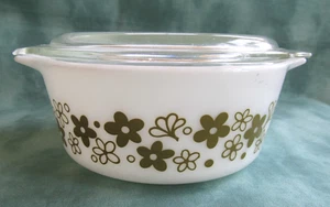 Pyrex "Crazy Daisy" White & Green Flowers Cinderella Casserole with Lid 750 ml - Picture 1 of 4