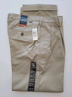 NUEVO $75 IZOD 32 x 30" Chino Sin Arrugas Beige Caqui Plisado Puño Sarga Pantalones Foto 1 de 4