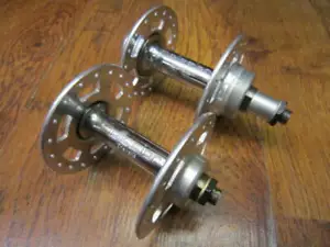 NUEVO DE LOTE ANTIGUO PELISSIER BRIDA ALTA 36H 100qr/120qr JUEGO DE RUEDA LIBRE BMX/TRACK BUB SET - Imagen 1 de 10