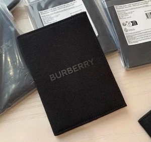 Funda porta pasaporte BURBERRY NEGRA Burberry Beauty - Imagen 1 de 6