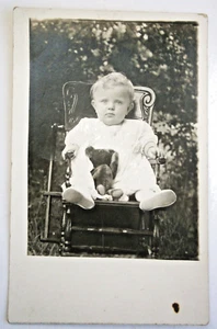 219. Foto real postal de niño pequeño con oso de peluche de principios de 1900 - Imagen 1 de 3