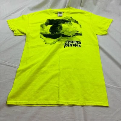 Camiseta Gildan Unisex Gráfica Eye On It Toby Mac Amarillo Neón Mangas Cortas Pequeña Foto 1 de 4