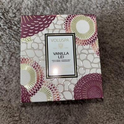 NUEVO Anthropologie Voluspa Vainilla Lei Clásico Tarro de Vidrio Vela 9 Onzas Foto 1 de 3