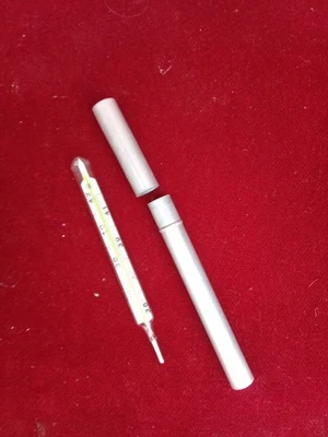 Ancien thermometre médical en verre éch 34,4° à 42,0° avec étui en métal - Photo 1/3