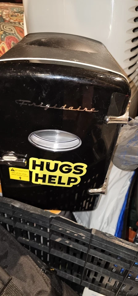 Frigidaire Retro Mini Enfriador de Bebidas/Cuidado de la Piel 12 Latas, 9 Litros, Negro Foto 1 de 1