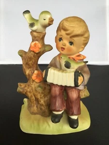 Figura de niño vintage con acordeón, pájaros 5,25" posiblemente de Japón sin marca - Imagen 1 de 12