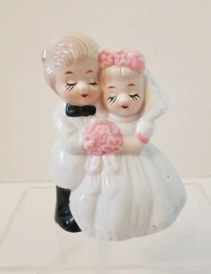 Topper de pastel de porcelana vintage para novia y novio Foto 1 de 4