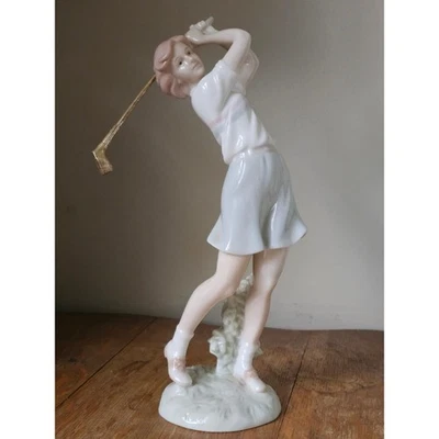 Figura de golfista de porcelana de la colección Valencia Mujer Swinging Club 2001 Roman Inc Foto 1 de 4