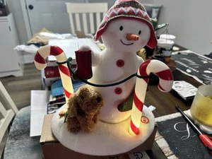 PUPAZZO DI NEVE CHE CANTA E SI MUOVE segnaposto natalizio funzionante GRATIS 2017 amici - Foto 1 di 18