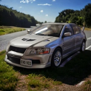 Mitsubishi Lancer Evo VII RHD 2001 silber Modellauto 1:24 Whitebox - Bild 1 von 6