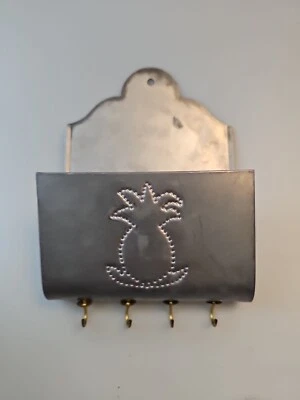 Винтажный перфорированный оловянный держатель для почты и ключей с ананасом Primitave - Изображение 1 из 4