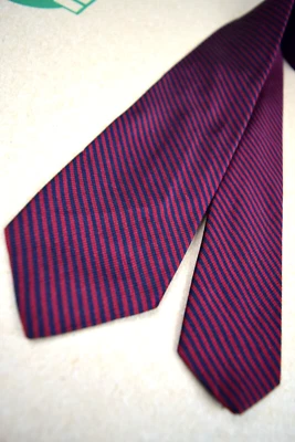 Gravata de pescoço vintage anos 50 Boyd's Deep Red Navy Rep gravata de seda fina 55" x 2,75" - Imagem 1 de 4