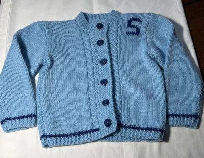 Cardigã suéter AZUL vintage infantil feito à mão malha monograma com letra P - Imagem 1 de 4