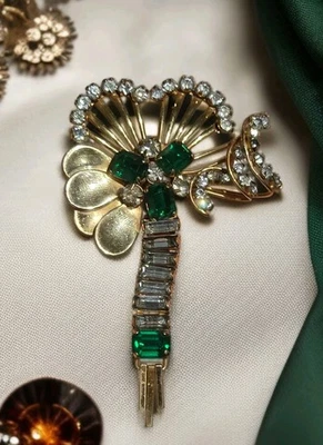 Vintage 1940s Retro Fur Clip Brooch 1/20 12K GF McS Green Glass  Rhinestone - Image 1 of 4