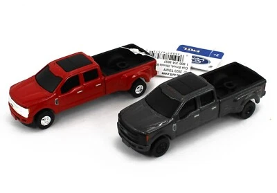 Camioneta pickup Ford F350 2024 ERTL 1:64 = DOBLE *PAR* roja y gris metal pistola NUEVA Foto 1 de 4