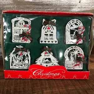 6 adornos navideños vintage de metal blanco esmaltado latón 3D House Of Lloyd en caja - Imagen 1 de 5