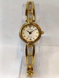 TITAN RAGA QUARTZ WHITE DIAL 2247YAA INDIA WOMEN'S WORKING CONDITION - Imagen 1 de 19