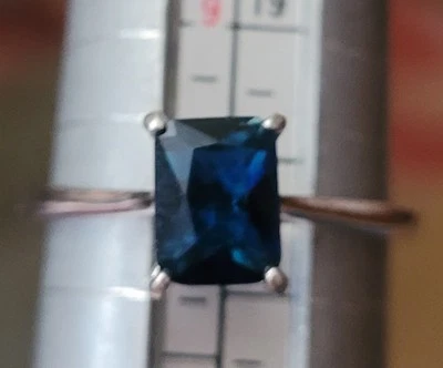 Zafiro azul oscuro rectangular liso creado por RBP. Foto 1 de 3