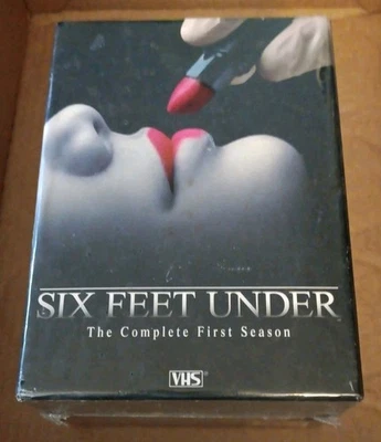 Six Feet Under  The Complete First Season VHS 2003  5 Tape Set  - Imagem 1 de 4