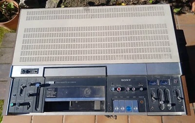 Sony VO-1810 U-matic Videocassette Recorder Sony AVC-3200 Video Camera - Bild 1 von 4
