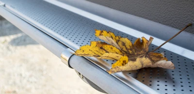 Zambelli Gutter Stark Laubschutzgitter 2 m lang Dachrinnenschutz inkl. Halter - Bild 1 von 4