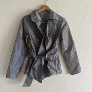 Chaqueta envolvente para mujer ETRO 100 % seda con cinturón iridiscente en muy buen estado Italia talla 44 $1490 - Imagen 1 de 9