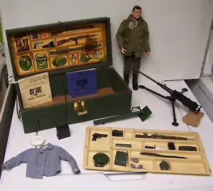 1964 Vintage Spalle a Fessura TM GI Joe Hasbro con ACCESSORI FOOTLOCKER 50 CAL - Foto 1 di 24