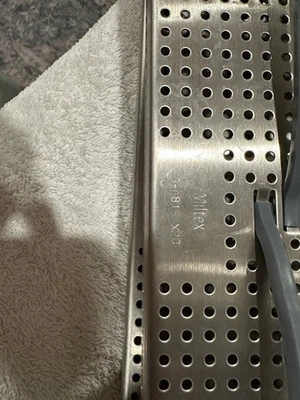 Bandeja de esterilización de instrumentos de acero inoxidable MILTEX 3-6815 K20 15” X 8,5”  Foto 1 de 3