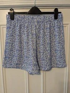 H&M Blue Floral Shorts Size M - Picture 1 of 1