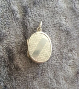 Lovely Hallmarked Real Sterling Silver Oval Opening Locket. 17 x 12mm - Picture 1 of 4