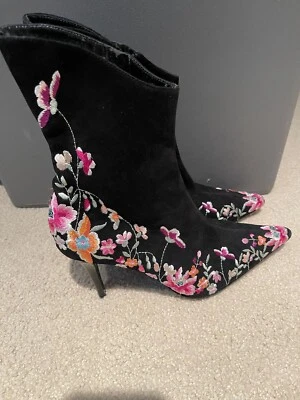 Botines Beverly Feldman vintage de gamuza negra bordados. Talla 7,5 Foto 1 de 4