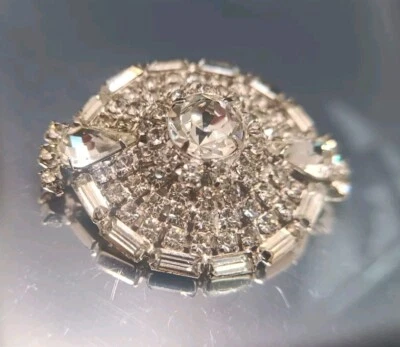 Broche prendedor vintage de cristal de corte múltiple abovedado tono plata blanco sin firmar Foto 1 de 4