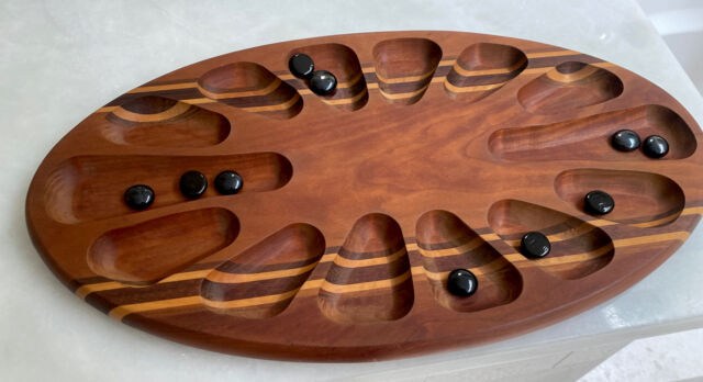 Jogo de tabuleiro Mancala com pedras africanas de Mancala, jogo de