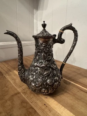 Tetera/cafetera Repousse de plata de ley, de Baltimore Schofield Foto 1 de 4