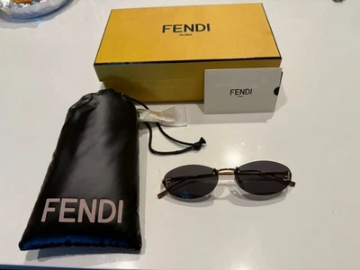Óculos de sol feminino FENDI First FE4075US 30A cristal brilhante lente cinza dourado Endura - Imagem 1 de 3