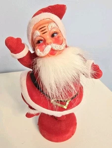 Vintage beflockte tanzende Weihnachtsmann Figur glücklich lächelnd Kunststoff Gesicht Filz 9" *LESEN* - Bild 1 von 13