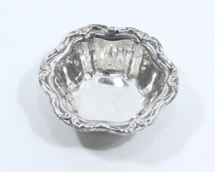 Tazón/taza de salsa Birks de plata esterlina con borde festoneado pequeño - 18 g Canadá Foto 1 de 4