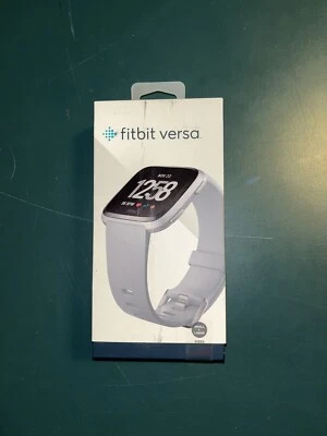 NOVO Smartwatch Fitbit Versa FB504SRGY Prata Alumínio Selado Atividade Fitness - Imagem 1 de 4