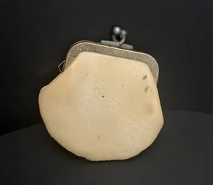 Kleine antike 20er Jahre weiße Leder Geldbörse gefüttert 2,8" Breite x 3" Höhe x 0,5" Tiefe - Bild 1 von 7