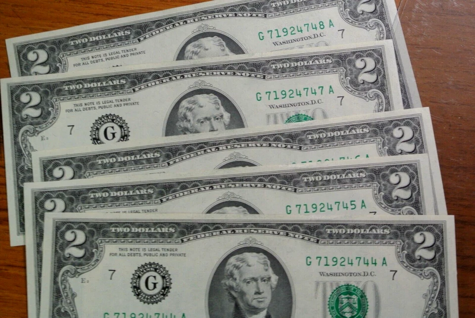 Lot of 5 Two Dollar Bill $2 Notes 1976 CRISP UNC $10 FV  CONSECUTIVE SERIAL #S - Image 1 of 4