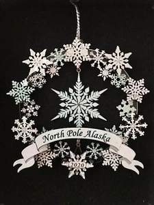 Casa de Papá Noel Polo Norte Alaska Copo de Nieve 2020 Adorno de Árbol de Navidad - Imagen 1 de 11