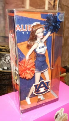 BARBIE  CHEERLADER, UNIVERSITY OF ARKANSAS, VERY RARE ,DAMAGED BOX, 2.011 . NRFB - Imagen 1 de 4