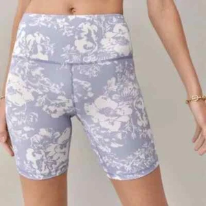 Reformation Ecomove Gwen High Rise 7" Bike Shorts XS Porcelain Blue Floral Print - Picture 1 of 7