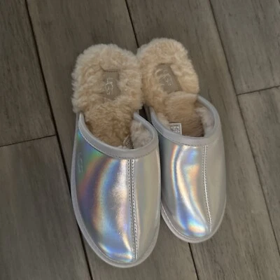 Chinelos UGG Pearle iridescente tamanho 7 clássico prata 1153630 💗💗 - Imagem 1 de 4