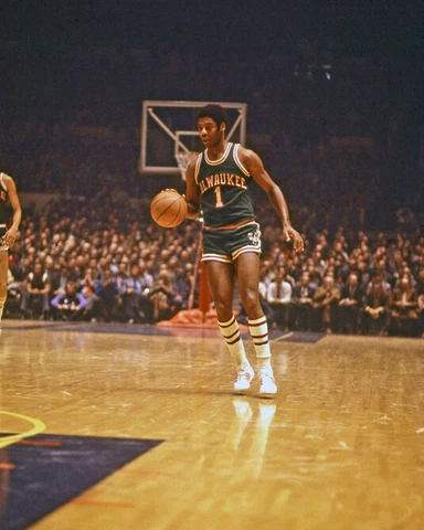 Milwaukee Bucks OSCAR ROBERTSON Glossy 8x10 Photo Print Poster HOF 2006 Cover