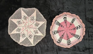 Centrini vintage all'uncinetto lotto di 2 rosa bianco COME SONO LEGGI taglierina o riparazione - Foto 1 di 9