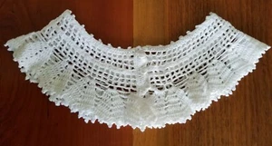 Weißes Häkelhalsband im Vintage Stil mit 3 Perlenknöpfen - Bild 1 von 4