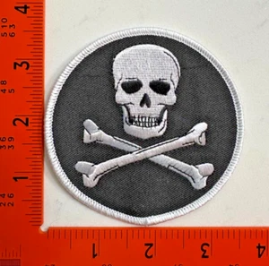 Skull and Crossbones Pirate Embroidered Iron-On Patch - Picture 1 of 1