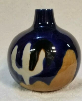 Vaso de cerâmica com botão de flores azul cobalto branco cacto redondo bulboso pescoço fino assinado - Imagem 1 de 4